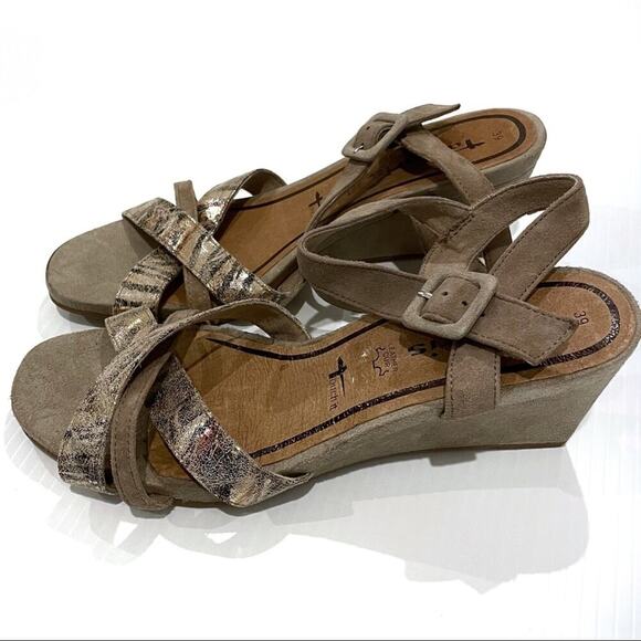 NWOT Tamaris strappy wedge suede sandal metallic detail - Picture 1 of 8